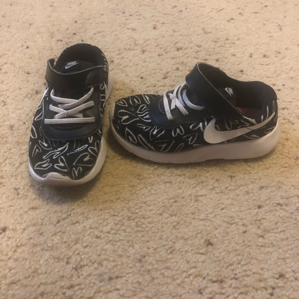 Toddler size 9 Nike tennis shoes.